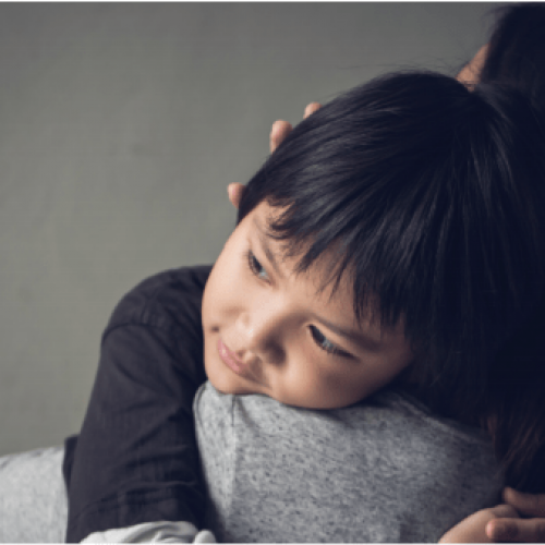 Apoyar a los niños y adolescentes cuando un miembro de la familia está muriendo